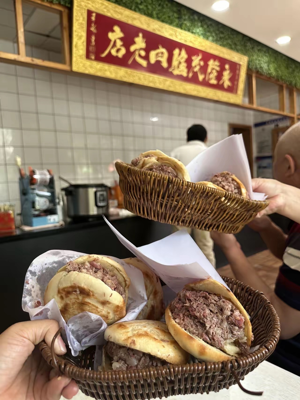 保定驴肉火烧大解密，厨子探店体验记——仅需64元，美食之旅即刻开启！