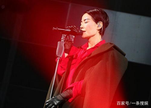 如何评价王菲时隔七年后在2025年春晚演唱的歌曲世界赠予我的