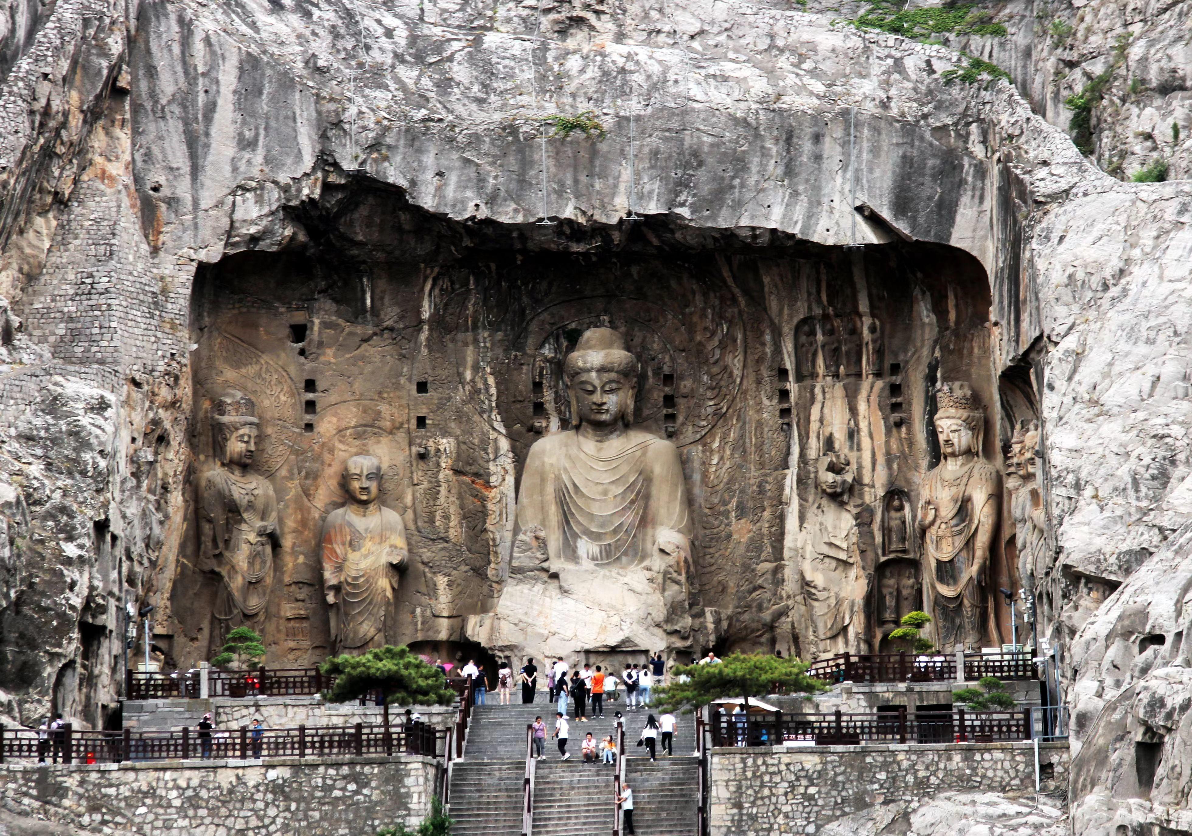 导游陪20多位北欧游客挑战中国各地名山