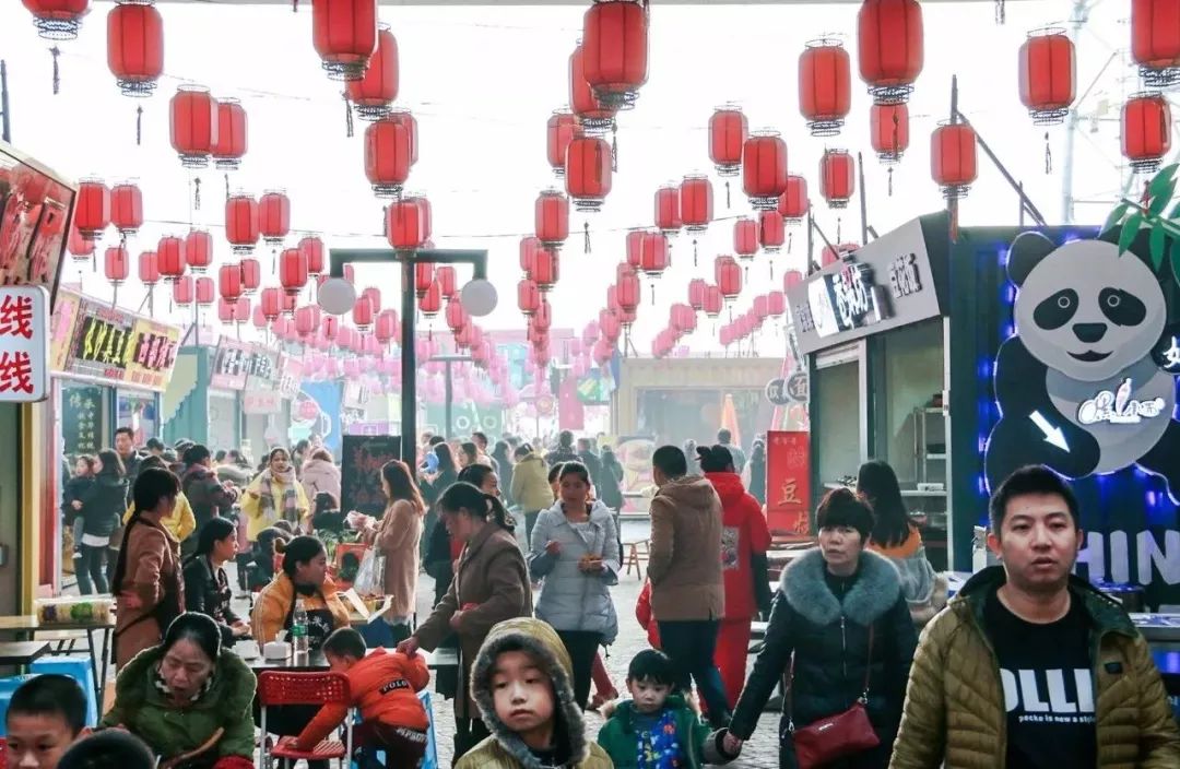 首次春节庙会小吃摊惊现铁板鱿鱼肉夹馍热潮！万人排队疯狂抢购，盛况空前！