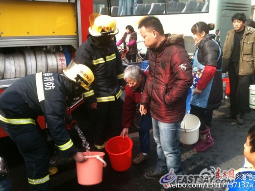 接消防水给游客煮饭