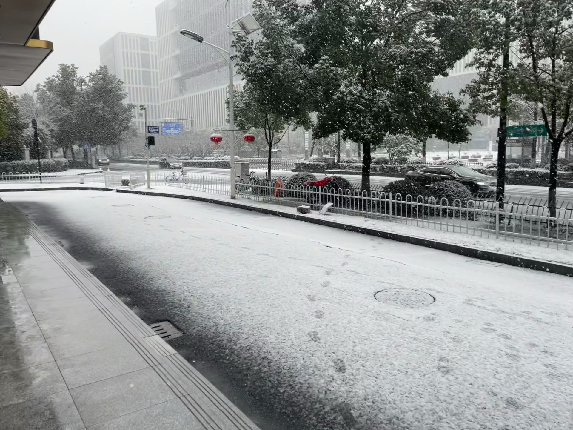 杭州路上惊现积雪！市民惊呼，雪情背后隐藏着什么？