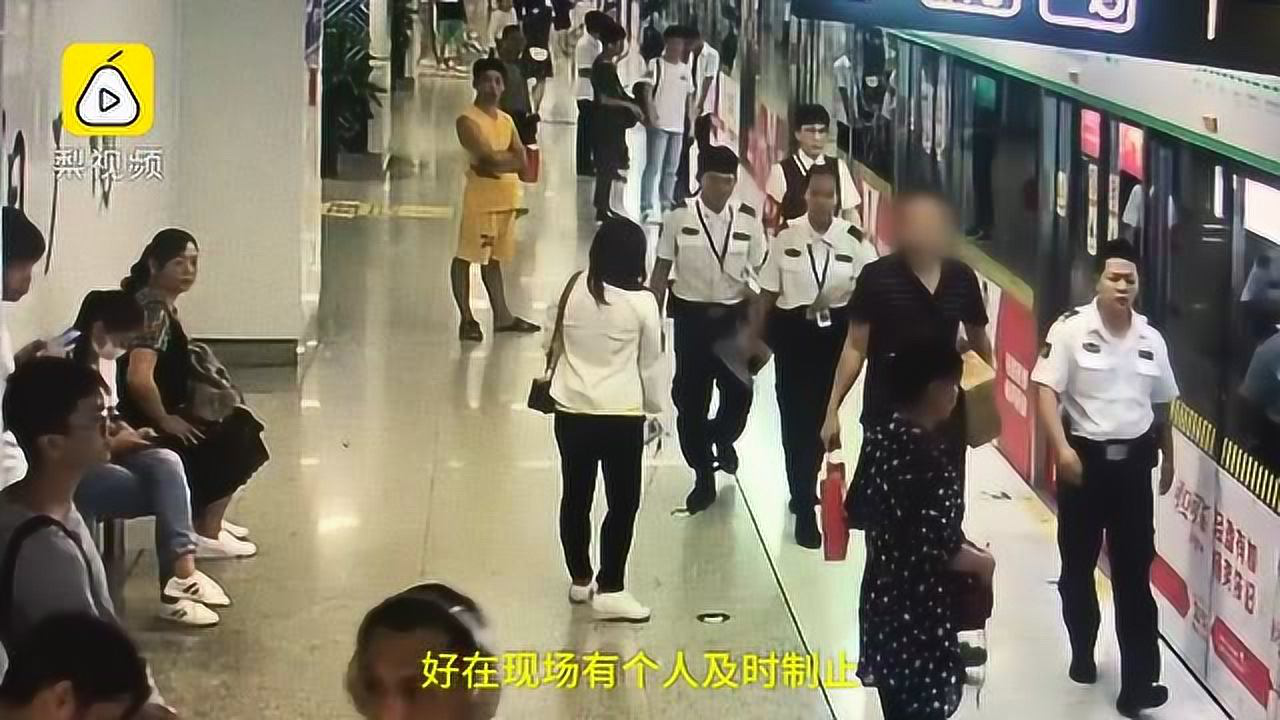 两名乘客地铁上互殴被行拘