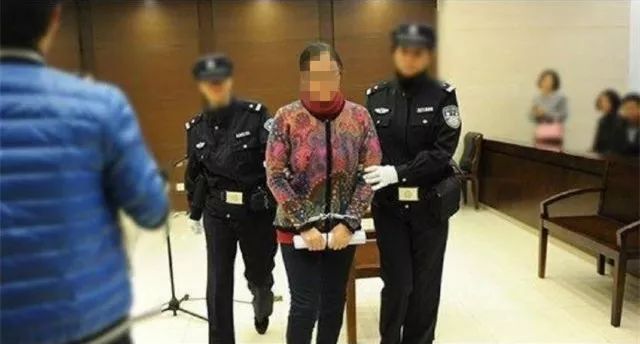 网暴‘大衣哥’的女子当庭认罪认罚，她为何痛哭？真相背后隐藏着什么？