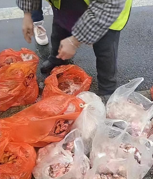 惊！配送员竟将猪肉扔地上，食品安全谁来守护？背后真相令人不寒而栗！