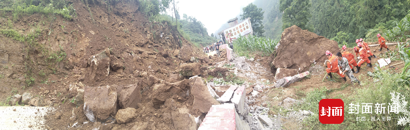 四川一景区山体垮塌险些砸中路人