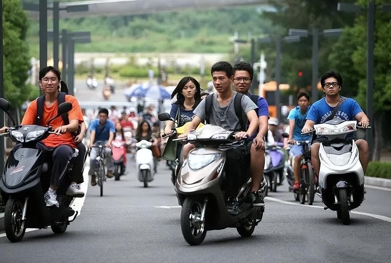 代表建议严禁电动车骑行人行道