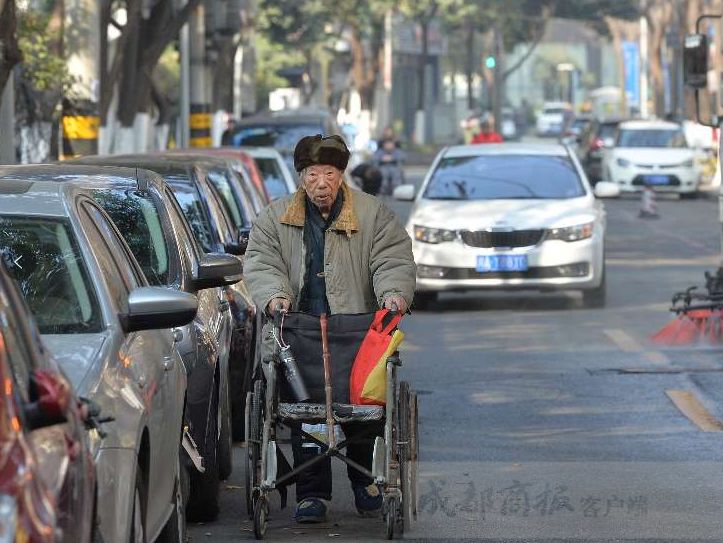 谢浩男重玩被拐前坐过的摇摇车